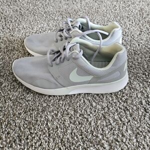 Nike Women’s Light Gray Sneakers Size 7